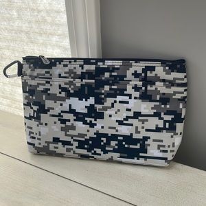 Thirty-one Clip Zipper Pouch NWOT